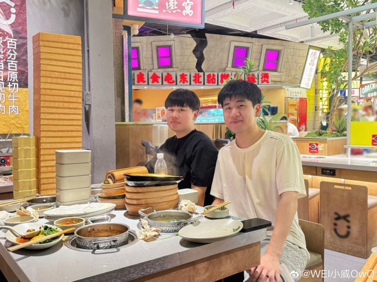 Wei分享与GALA吃饭照：狂炫…噶…还能吃不？