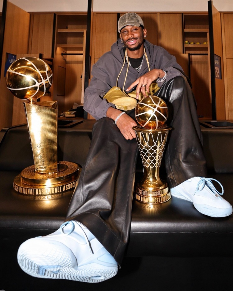 NBA官方晒SGA与总冠军&FMVP奖杯合照：他会怎么配文呢