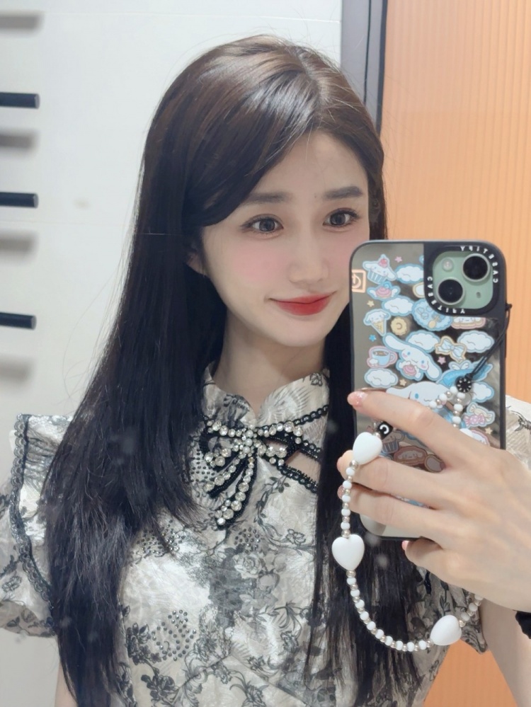主持小悠晒照：头发过于顺溜所以忍不住拍了两张