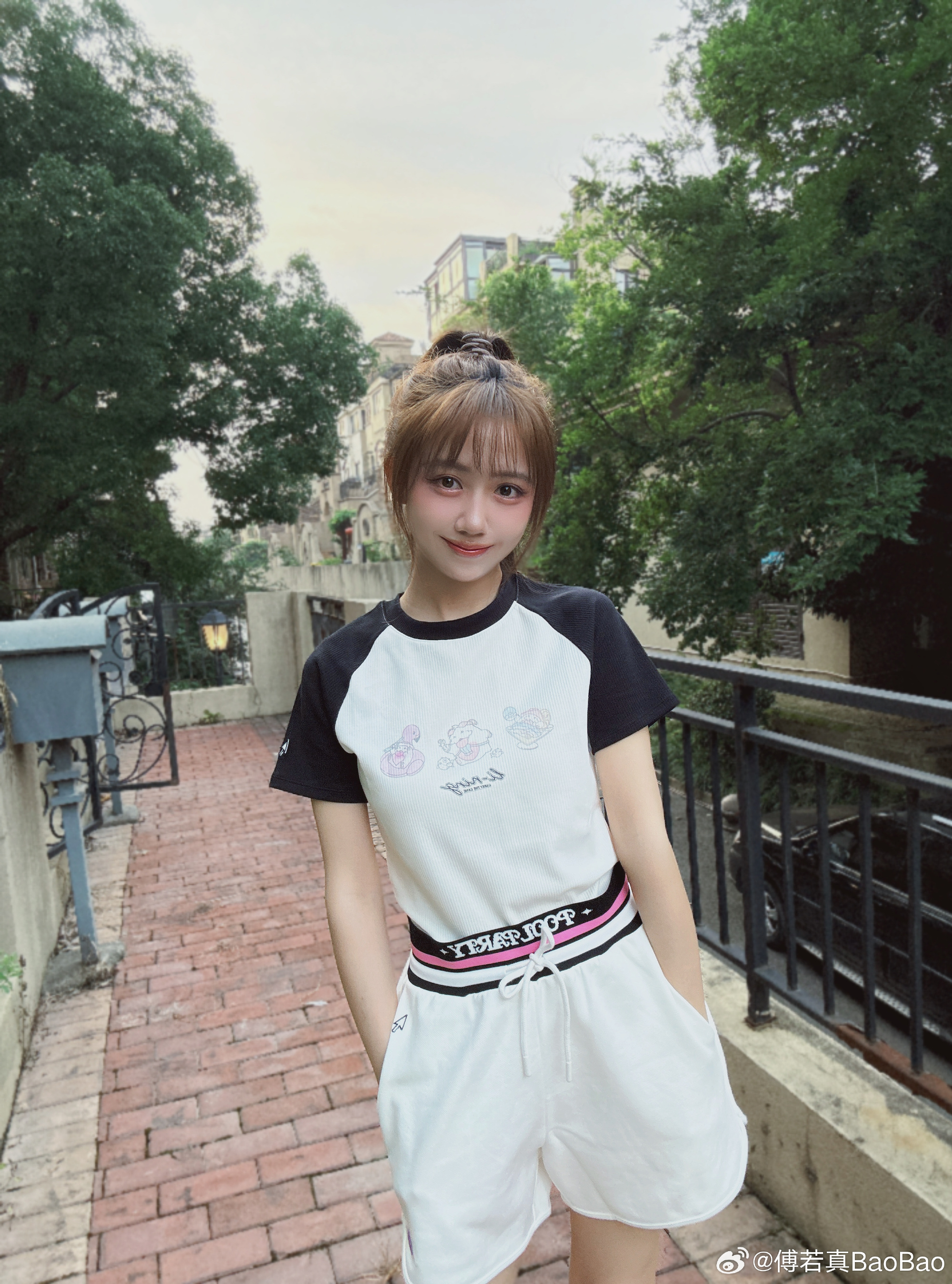 LPL女主持人Baobao晒照：MSI开赛倒计时~穿上小魄罗给LPL打call~