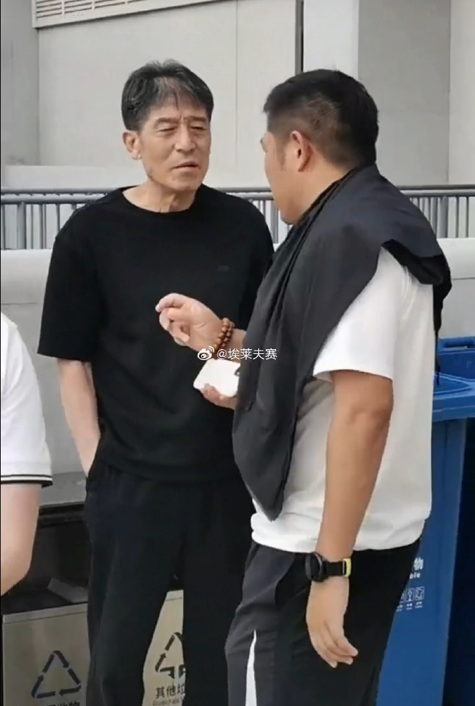 前国安主教练李章洙抵达工体观赛国安vs玉昆
