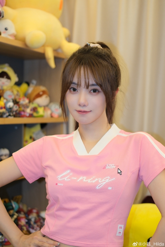 LPL女主持小钰晒照：李宁短款T恤T恤又修饰身材又很适合运动