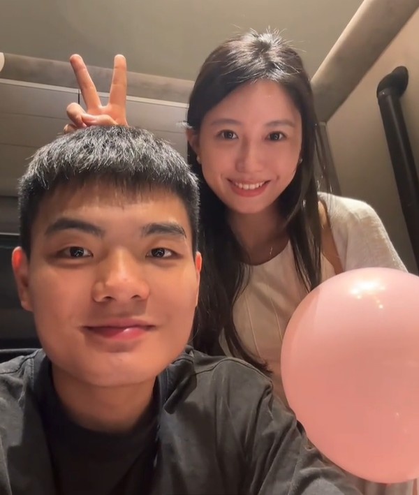 甜蜜暴击！黎伊扬女友晒合照：一起越来越好
