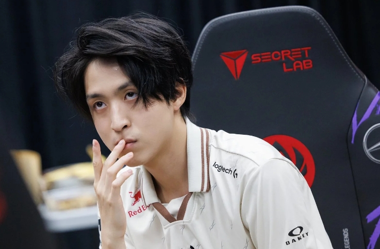 你们就是想打FLY吧！Hans sama：FLY有机会获胜，但更倾向于AL取胜