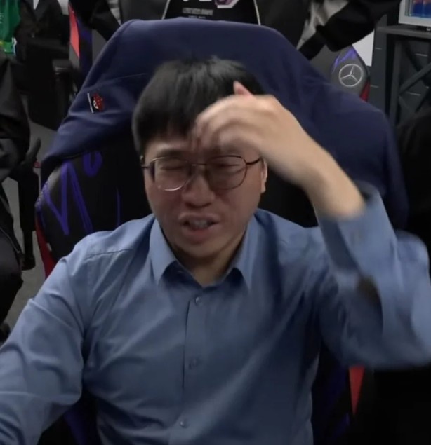 LoL官推发布AL＆GEN教练表情：两种反应