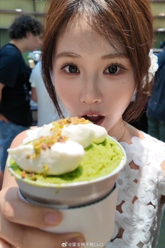 主播蛋宝晒照：开在美国时代广场中心的喜茶lab 味道确实不错！
