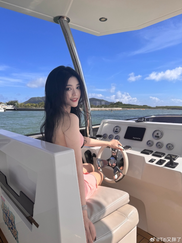 夏天这个季节还是太权威了！PEL主持Titi晒照：三亚OOTD！