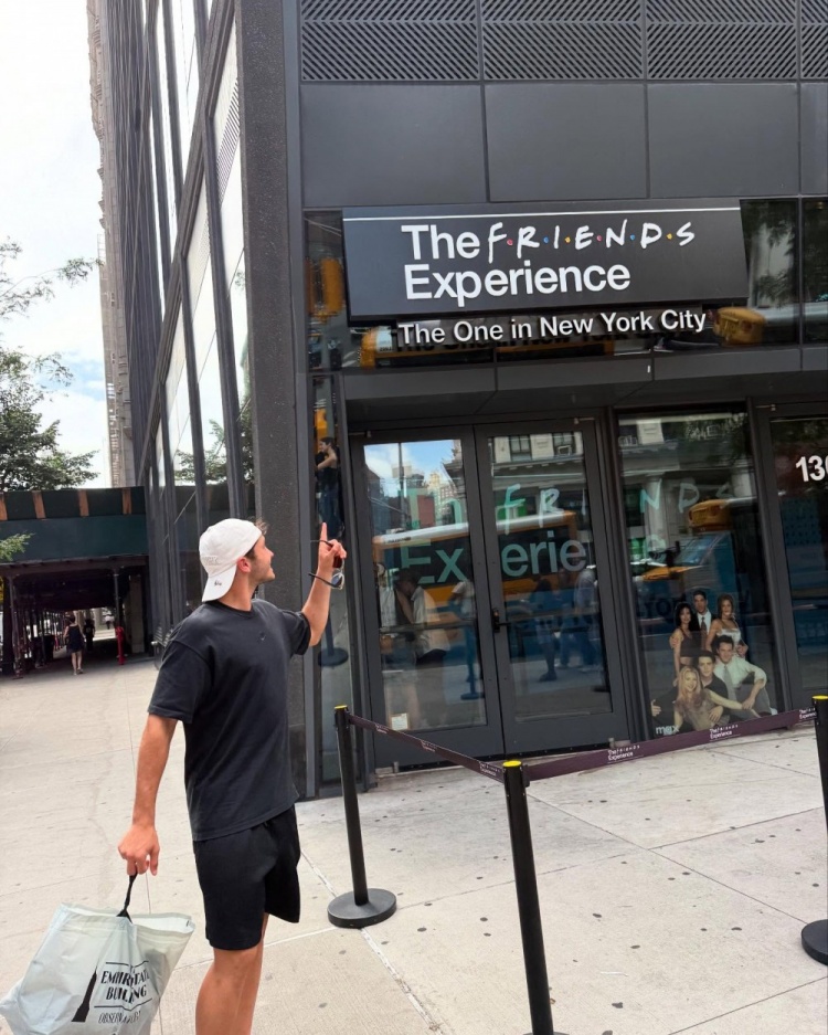 RMC：巴黎球员放假畅游曼哈顿，内维斯造访《老友记》咖啡馆