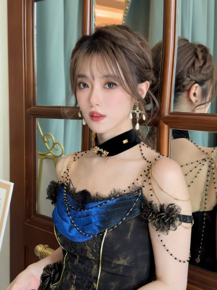 小钰晒美照：体验一把古堡公主，轻哥特风好像也很棒棒