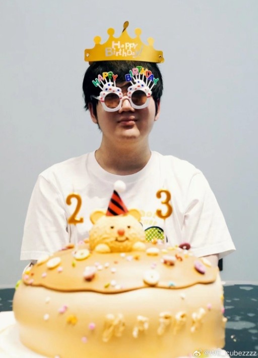 WE上单Cube分享生日照片：23了不赖