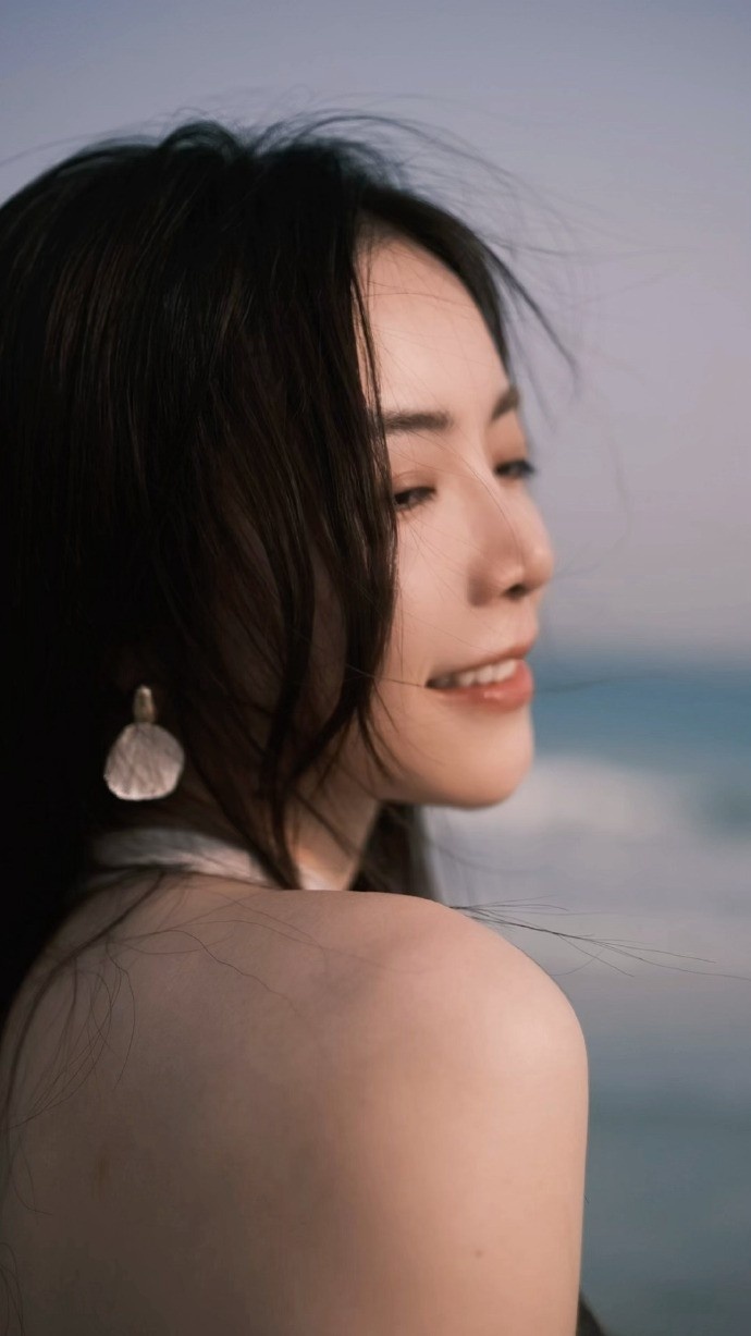 余霜晒照：偷的半日闲 7点就起来去沙滩