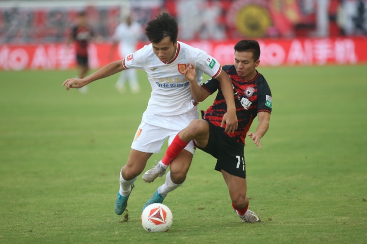 乔瓦尼：魏志伟需要适应我们的攻势足球，尤其体能和防守需要进步