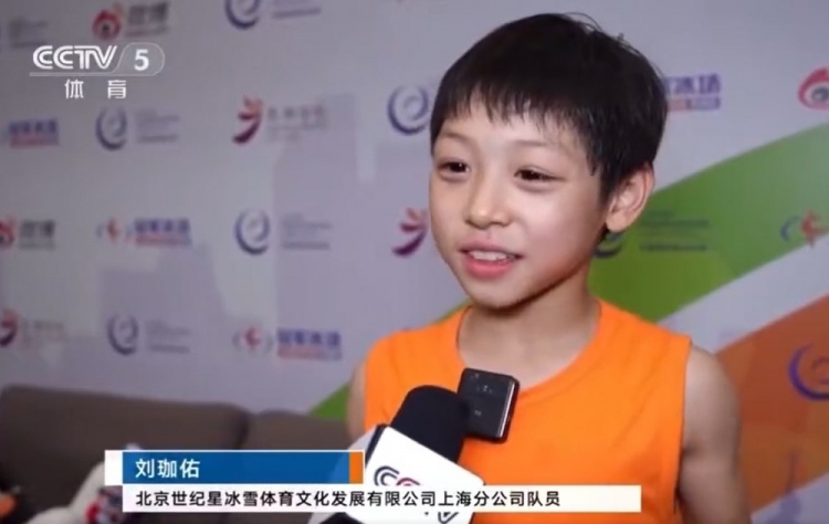 棒！9岁花滑小将刘伽佑完成阿克塞尔三周跳，成人组比赛排名第三