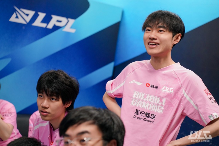 虐菜太轻松太爽！Knight两局共计打满50层杀人书,合砍20-3-21数据