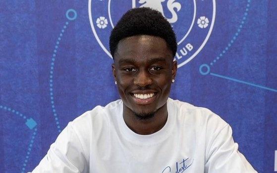 官方：切尔西与18岁后卫安特维签下3+2续约合同