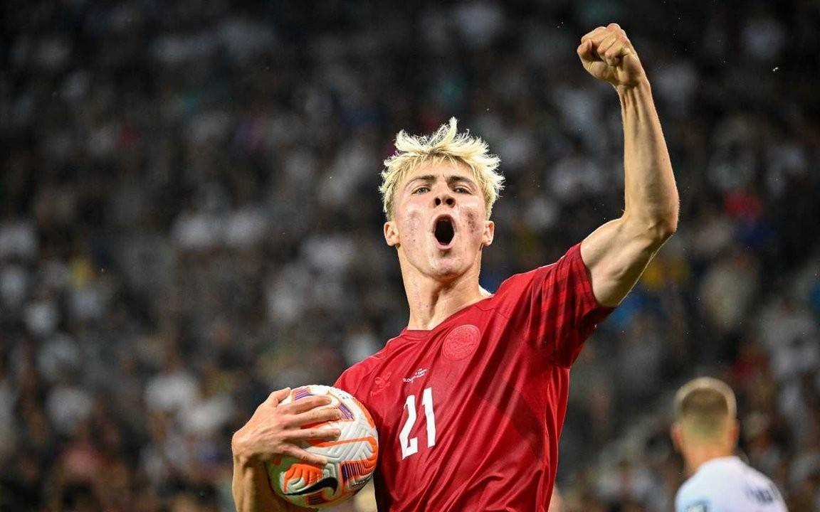 记者：那不勒斯还在与霍伊伦敲定合同剩余细节，解约金8500万