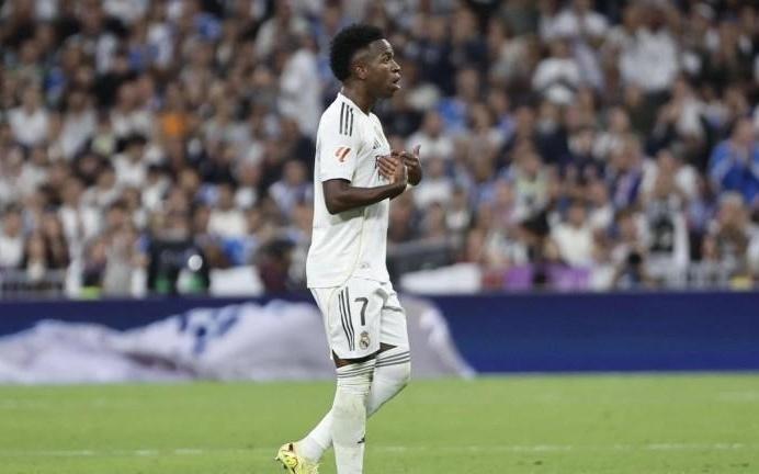 莫伦特斯：维尼修斯是对皇马所有人的