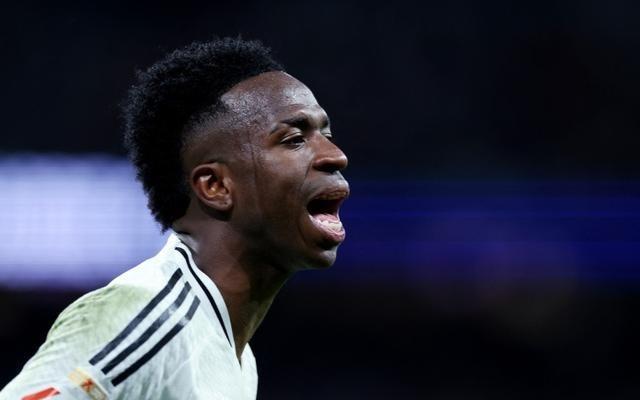 记者：皇马理解维尼修斯反应但不会干涉比赛，续约处于停滞状态