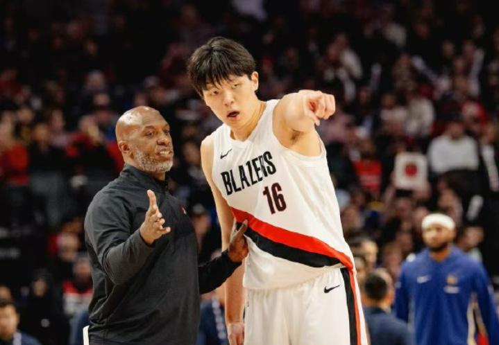 开拓者上午刚比赛完，晚上主教练就被警察抓走，杨瀚森还能上场吗