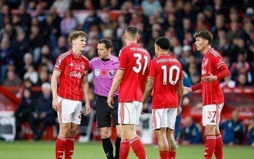 英超巨大争议！卡塞米罗头球破门，主裁