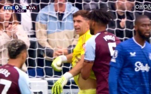 大马丁万夫莫开！格拉利什传中基恩头槌，马丁内斯极致伸展扑救