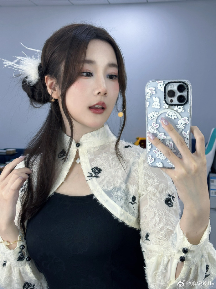 LPL英文流解说Kitty晒自拍照：今晚上MSI给就位！直播间见