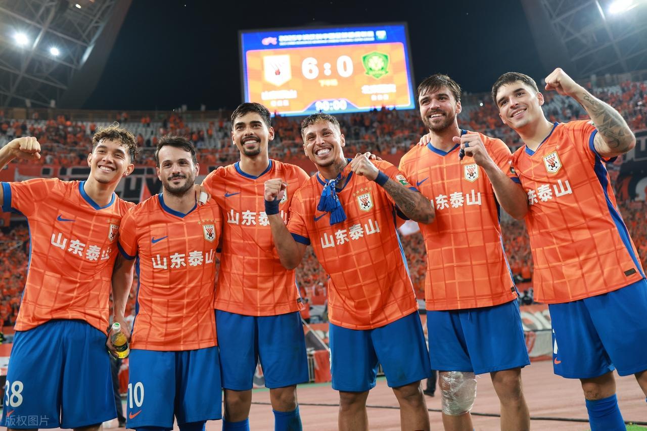 买买提江执法惹争议，老崔经纪团队现身上海，山东泰山要硬气！