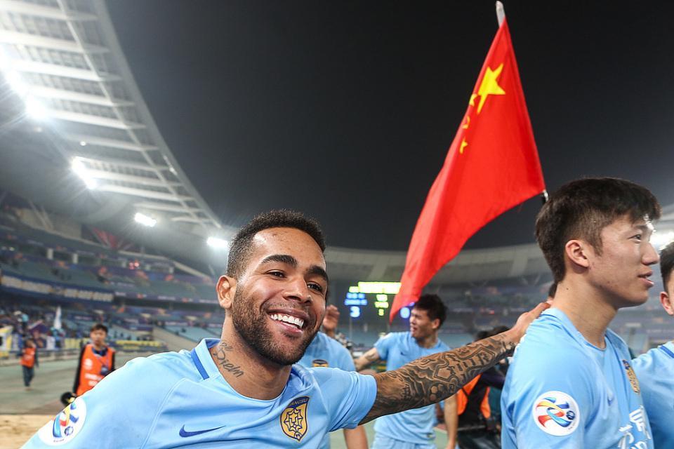 唏嘘！35岁苏宁功勋遭官宣解约，曾在中超5年赚5亿+险被国足归化