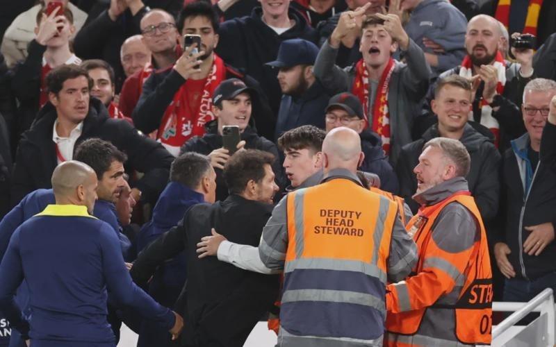 真破防了！西蒙尼与利物浦球迷发生冲突，被直红罚下