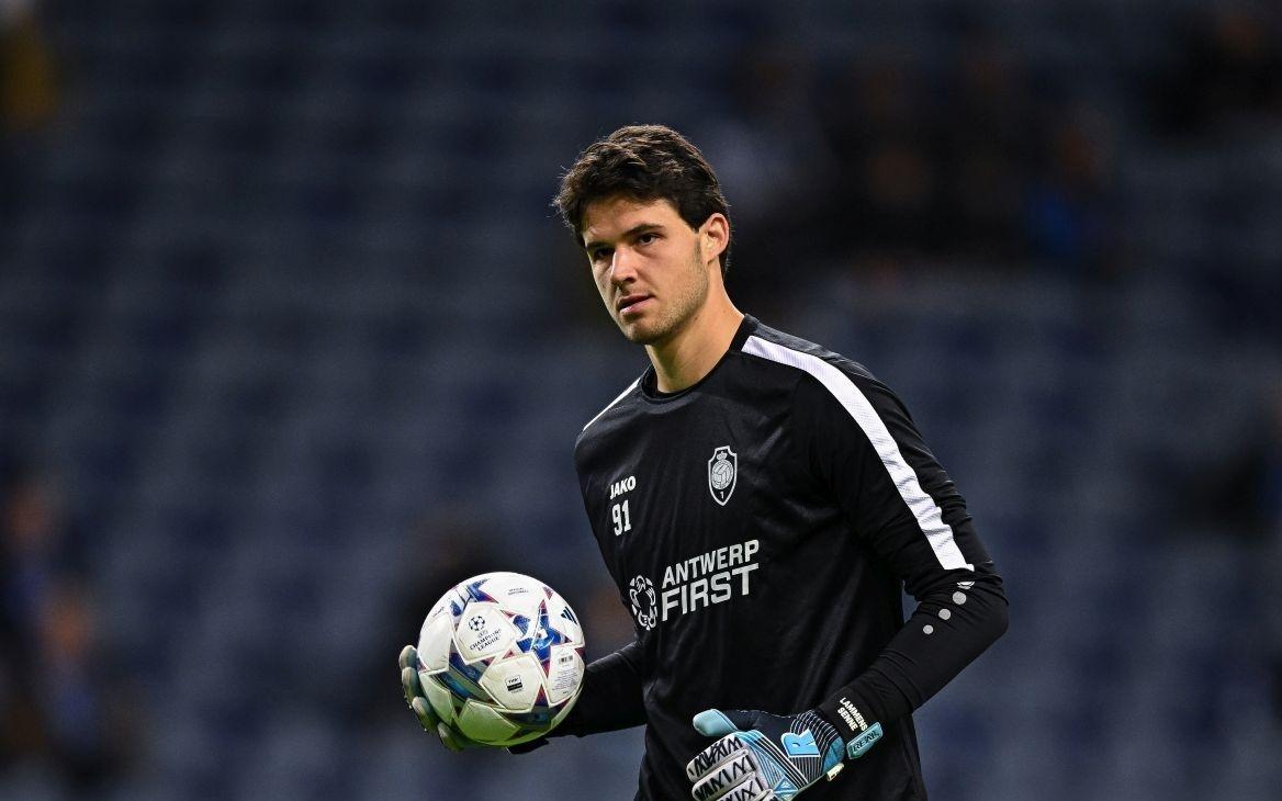 记者：曼联签下了一位“未来之星”门将，却把他按在替补席