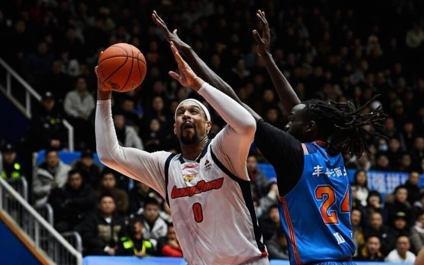 104比76狂胜28分！广东送辽篮苦主17连败：斩获1000胜杜锋笑了