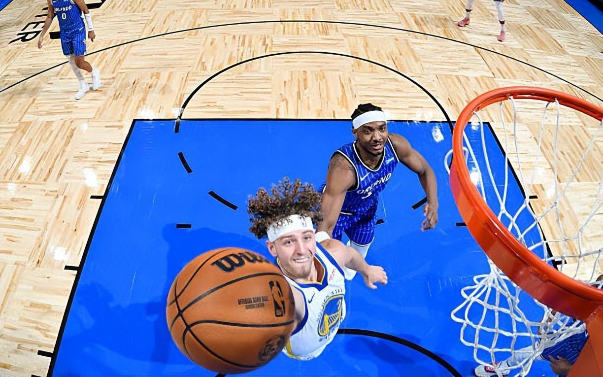 面对魔术状态简直是一塌糊涂，但勇士还非要长时间让他留在场上