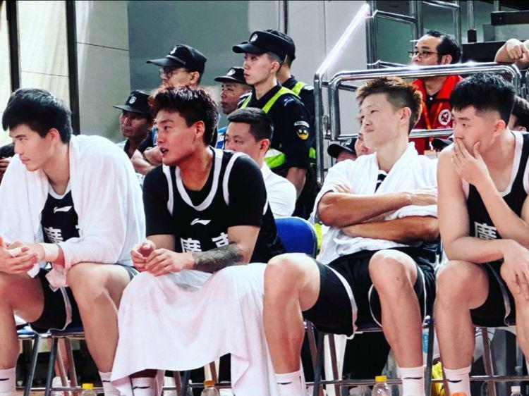 打球还是打人周鹏恶意犯规却被视为