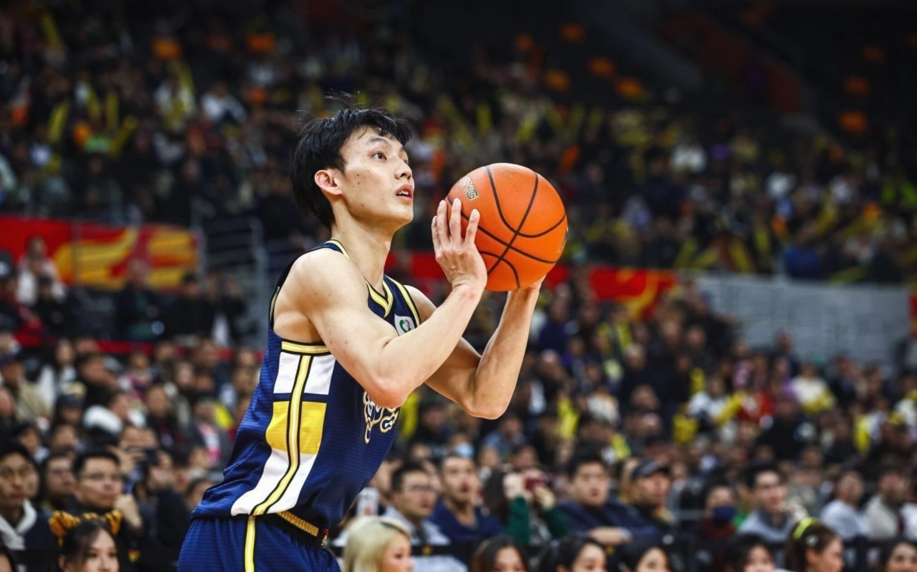 万幸！记者：徐杰骨头和韧带都没事，只是硬伤