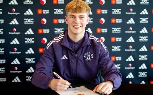 官方：曼联签下德比郡16岁青训门将查理哈迪