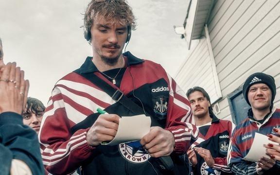 纽卡官方分享复古训练服套装：回到90年代感觉不错