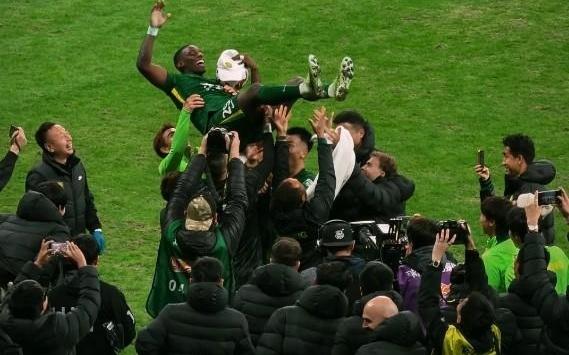 何宇鹏：在国安踢球真的很幸福法比奥实至名归的金靴太帅啦