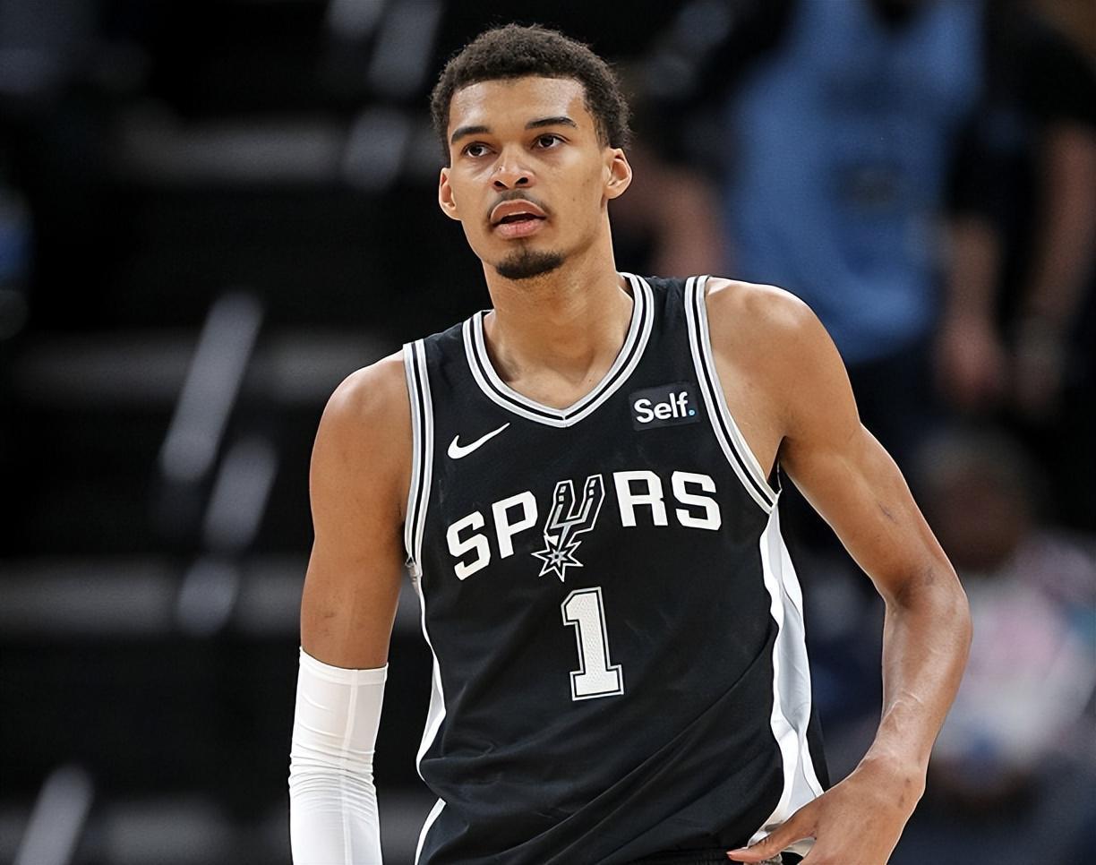 40分15板3帽!文班打爆浓眉,一战刷爆多项NBA纪录,弗拉格太难了