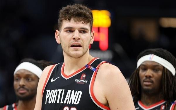 纪律性极高，开拓者本场出场的三位中锋合计0失误