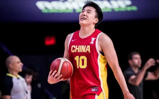 王俊杰入选亚洲杯最佳阵容，未来可期：他的商业价值不输杨瀚森