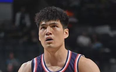 面对马刺，陈国豪半场14分！文班亚马也登场了！