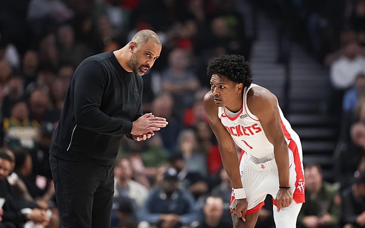 明知道后场新星不适合打控卫还在继续，火箭是打算一条路走到黑