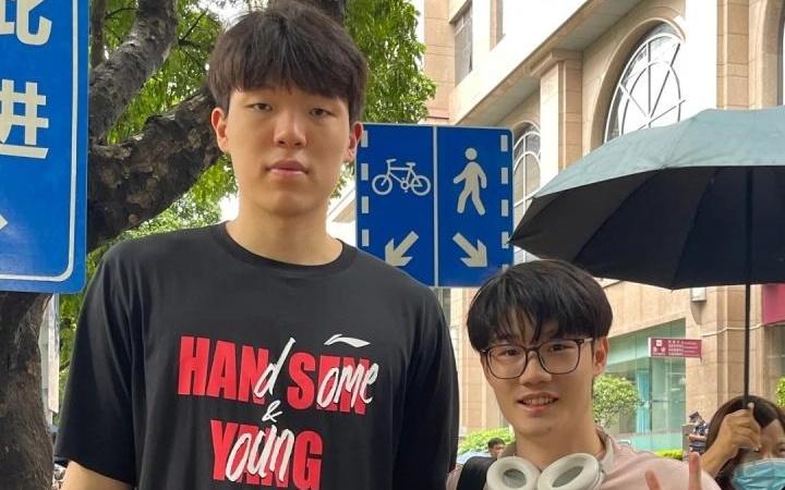 合影了网友在广东遇到杨瀚森：看到他我都呆住了瀚森很平易近人