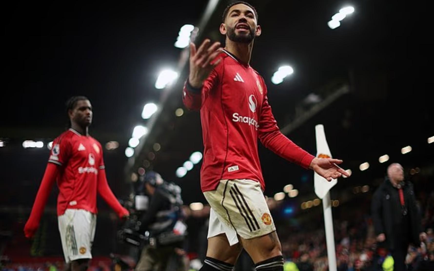 战平狼队后曼联球迷向球队表达不满，库尼亚向球迷烦躁地摊手