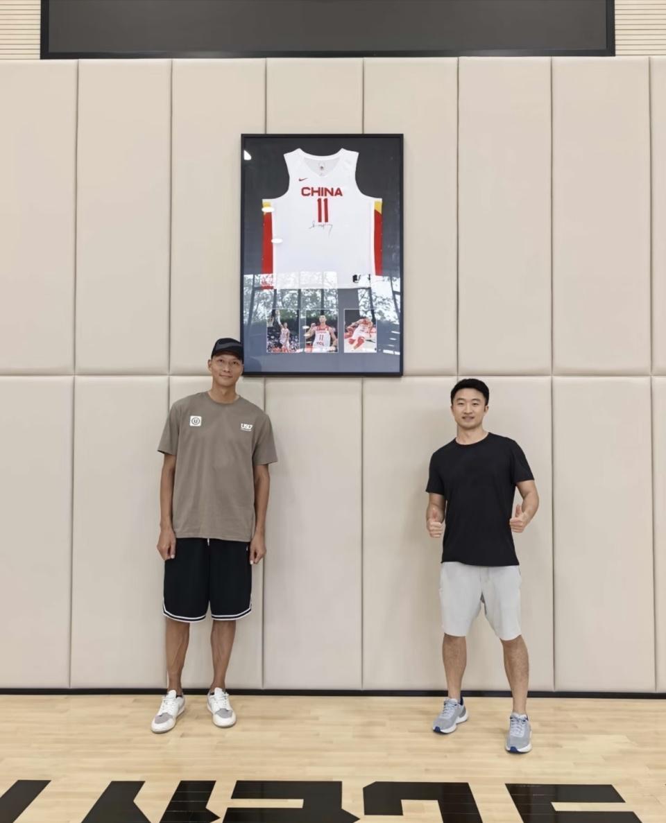 争议！易建联与中国男篮11号球衣合影，被赞人品好，仍受风波影响