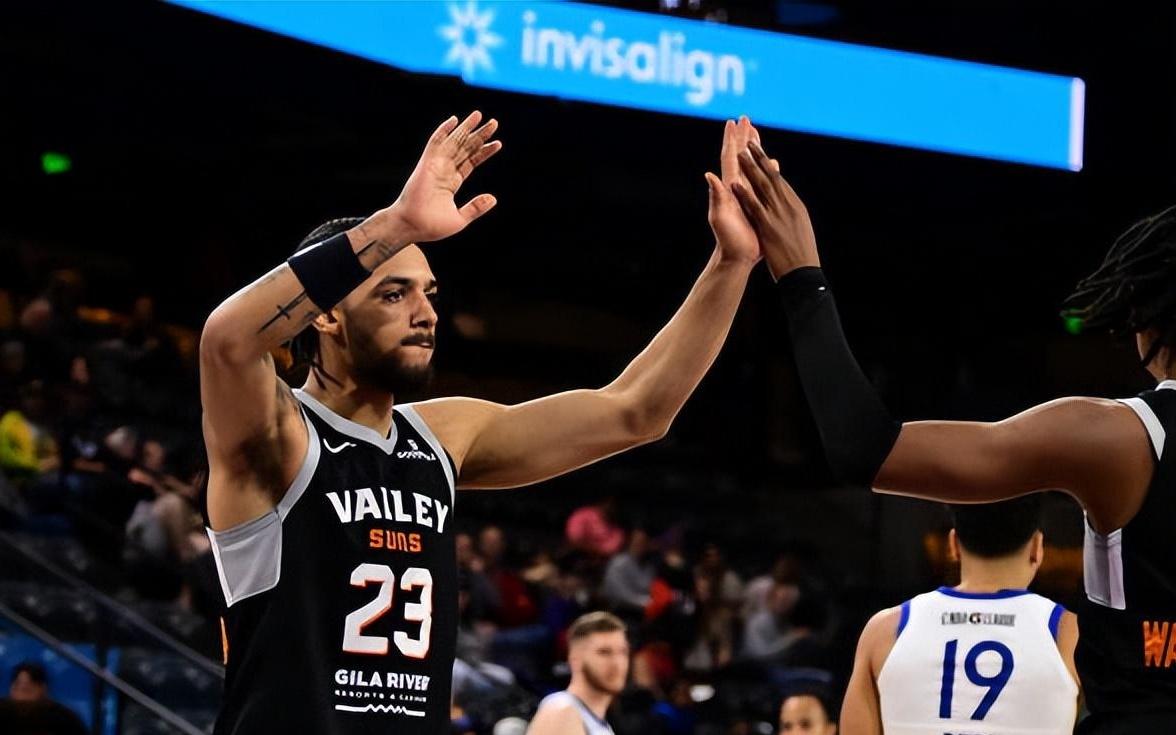 太阳再次签下了后场得分手，他在夏联期间在勇士的表现惨不忍睹