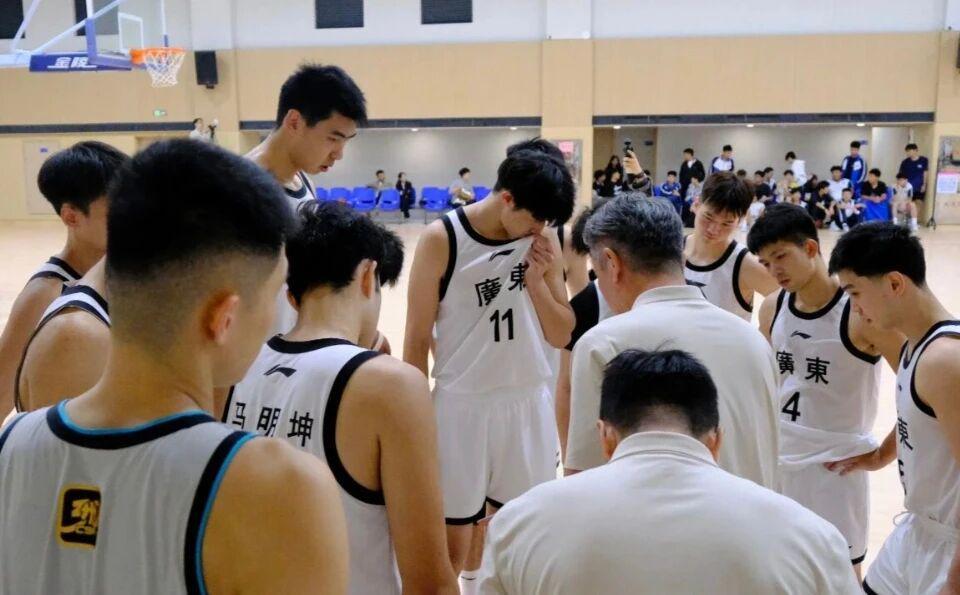 广东U22男篮24分大胜，杨溢归队王浩然16分，徐昕10分黄明依6分