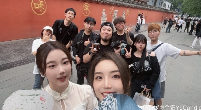 主持余霜晒照：成都街头爽吃美食和解说Kitty梦幻联动