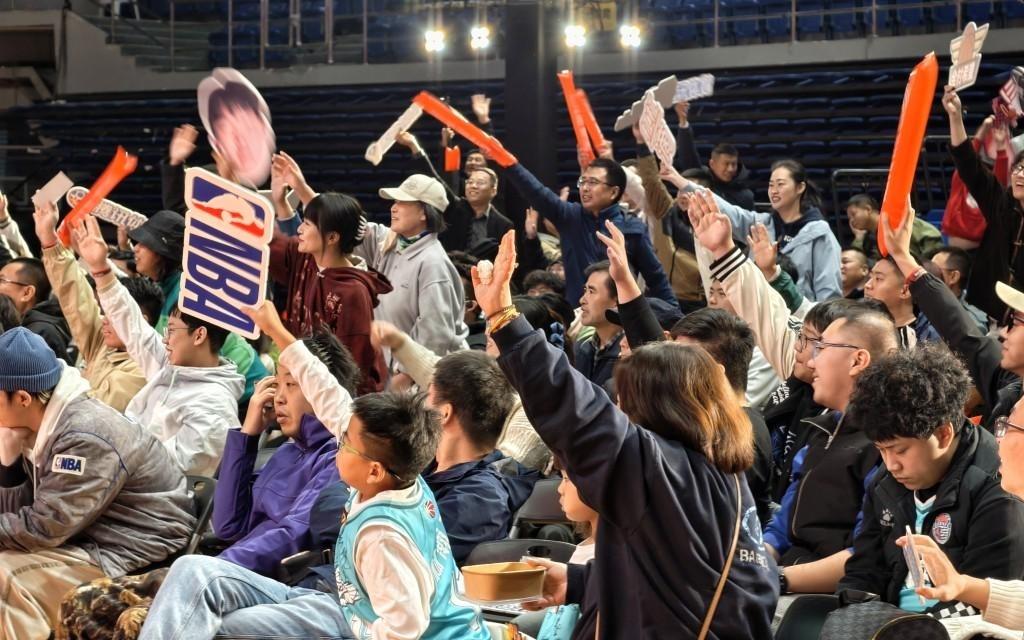 杨瀚森NBA常规赛首秀，600多球迷第二现场加油助威