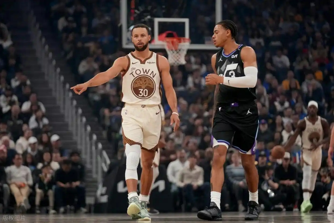 封神！单月场均30分+5三分，36岁库里还